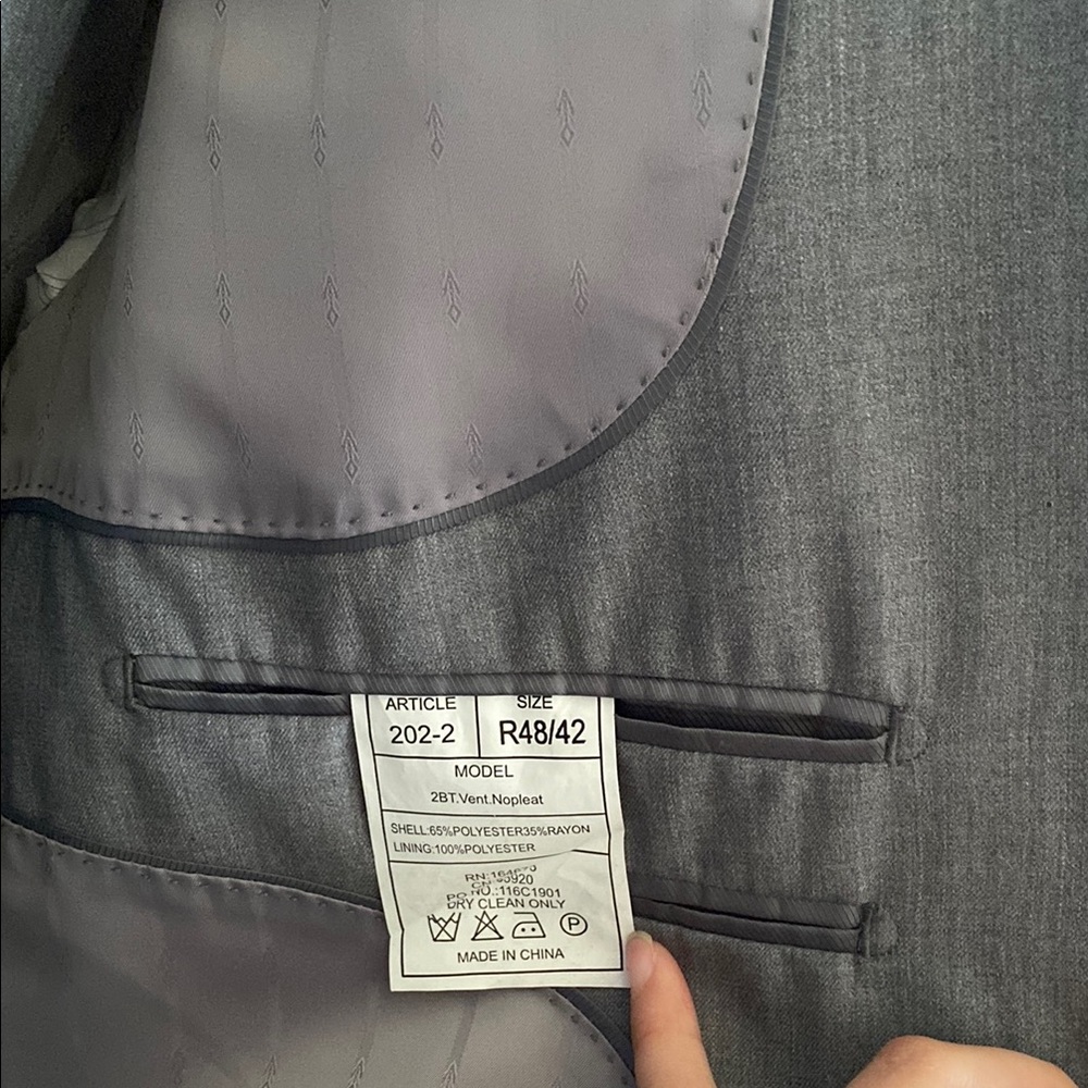 Gray Wool-Blend Suit With Structured Shoulders - image 4